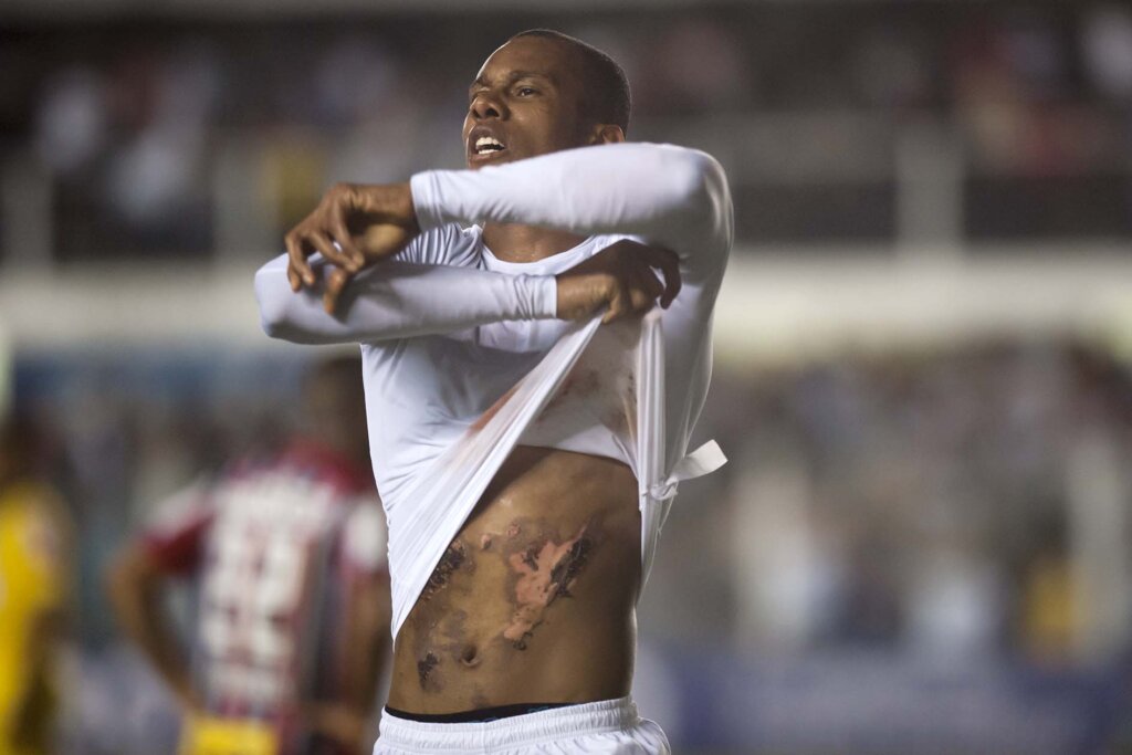 Jogador histórico do Santos visita treino antes de clássico contra o São Paulo
