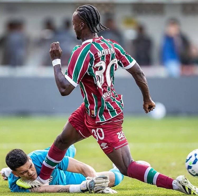 Por que goleiro do Santos ficou em campo após tomar joelhada na cabeça? Santos explica
