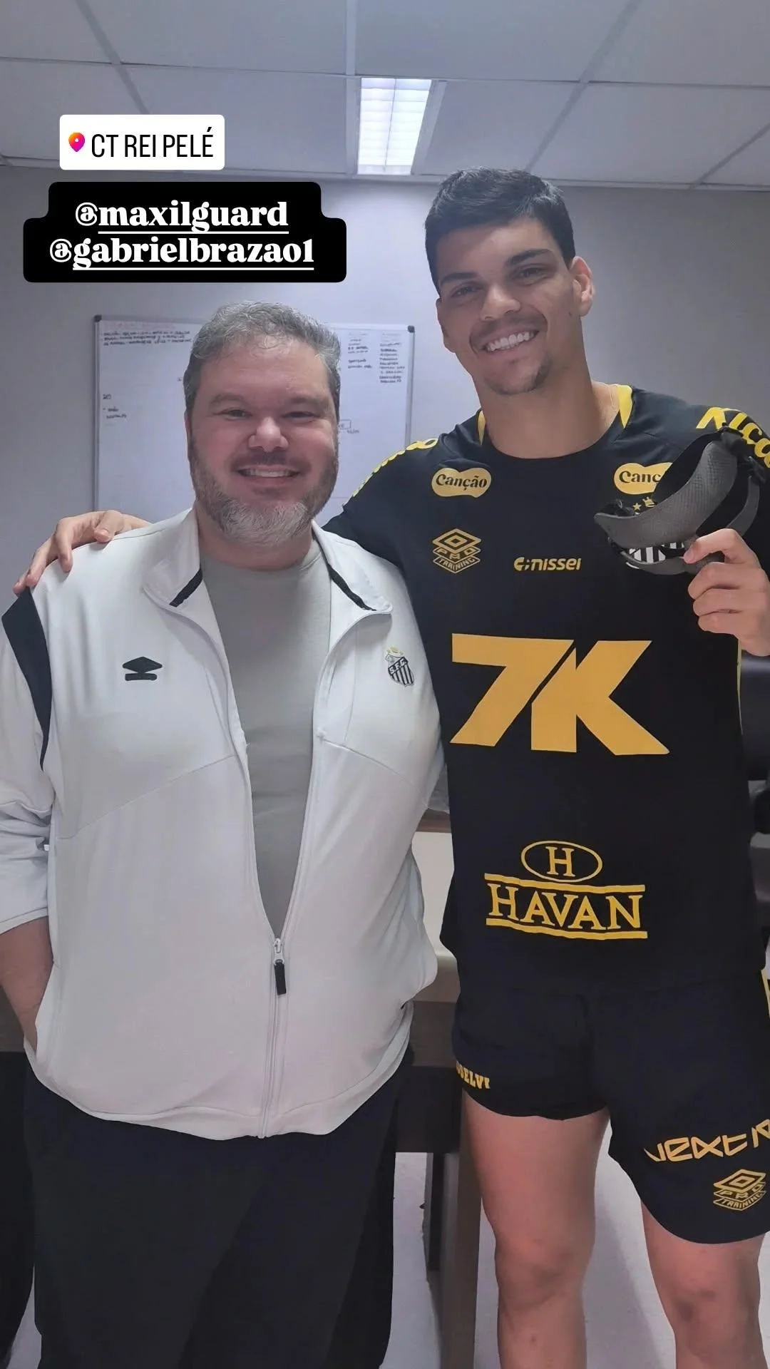 Jogador histórico do Santos visita treino antes de clássico contra o São Paulo