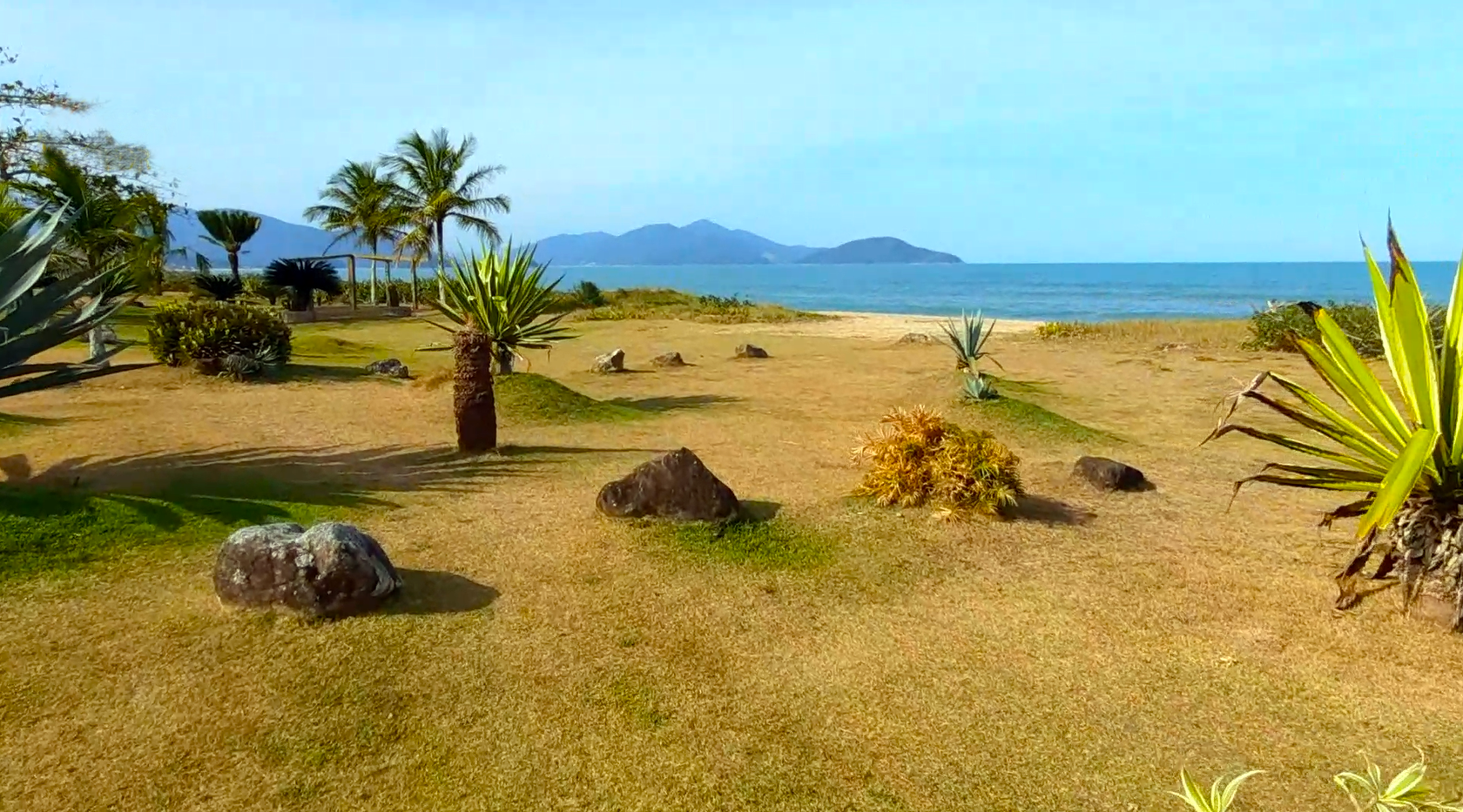 Jardim que acompanha a praia do capricórnio em caraguatatuba