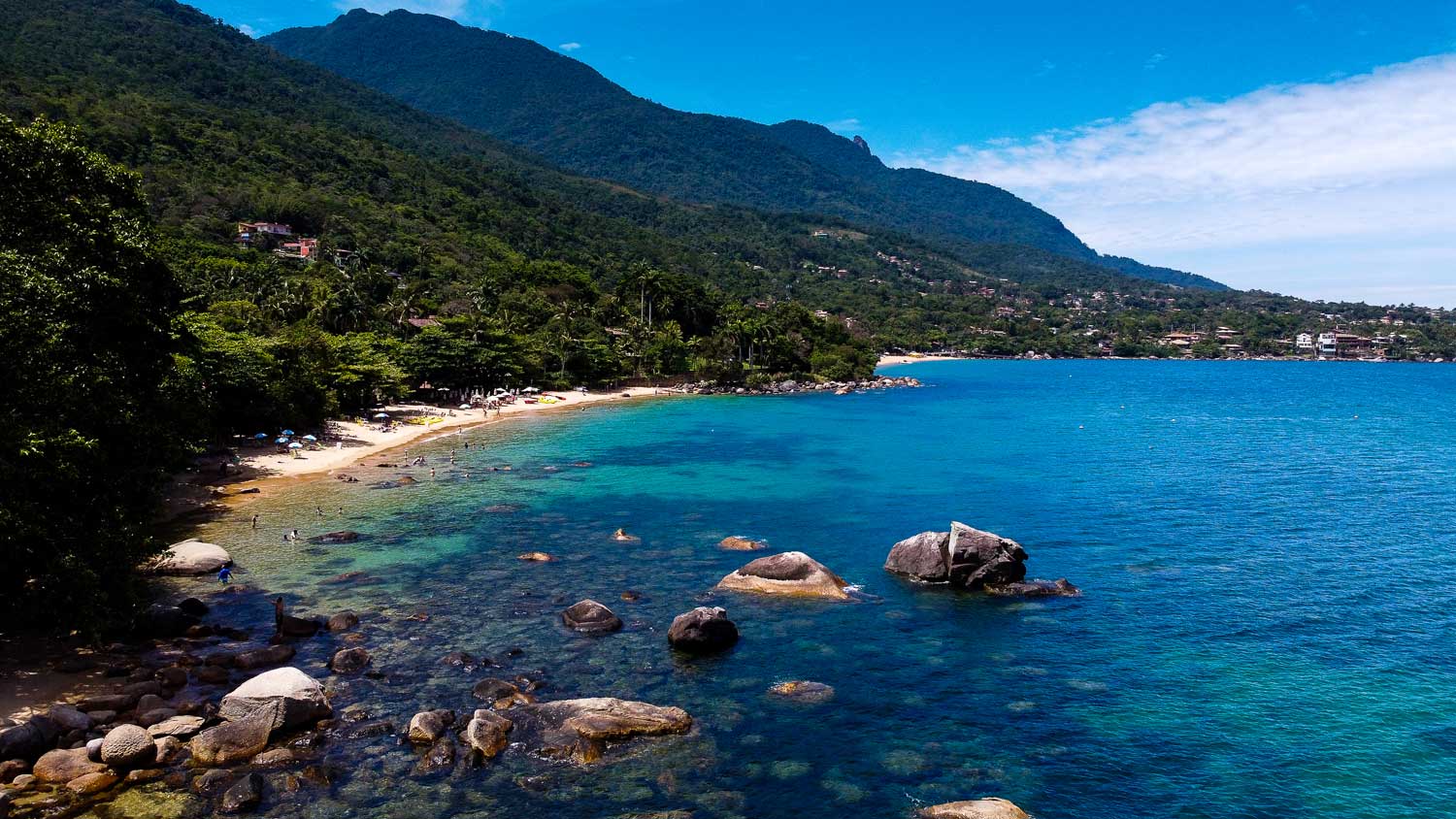 Praia do Julião encanta com mar calmo e cenário preservado em Ilhabela - Reprodução/PMI