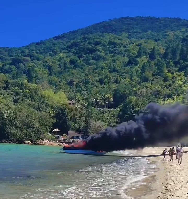 Embarcação foi levada pelos vento até a praia - Imagem: Wedson S Prates