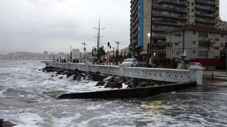 Mar agitado em Santos