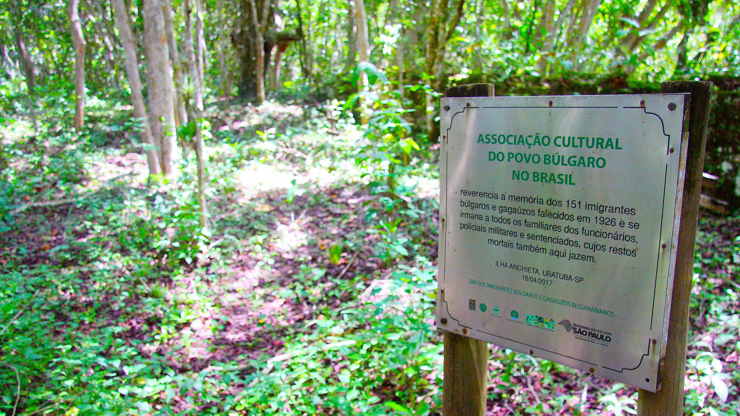 Placa fixada pela comunidade búlgura para homenagear os mortos - Foto Reginaldo Pupo (1)
