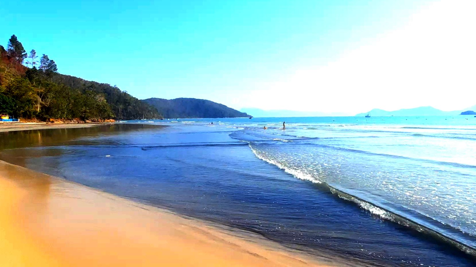 Praia da tabatinga tem águas calmas perfeitas para crianças