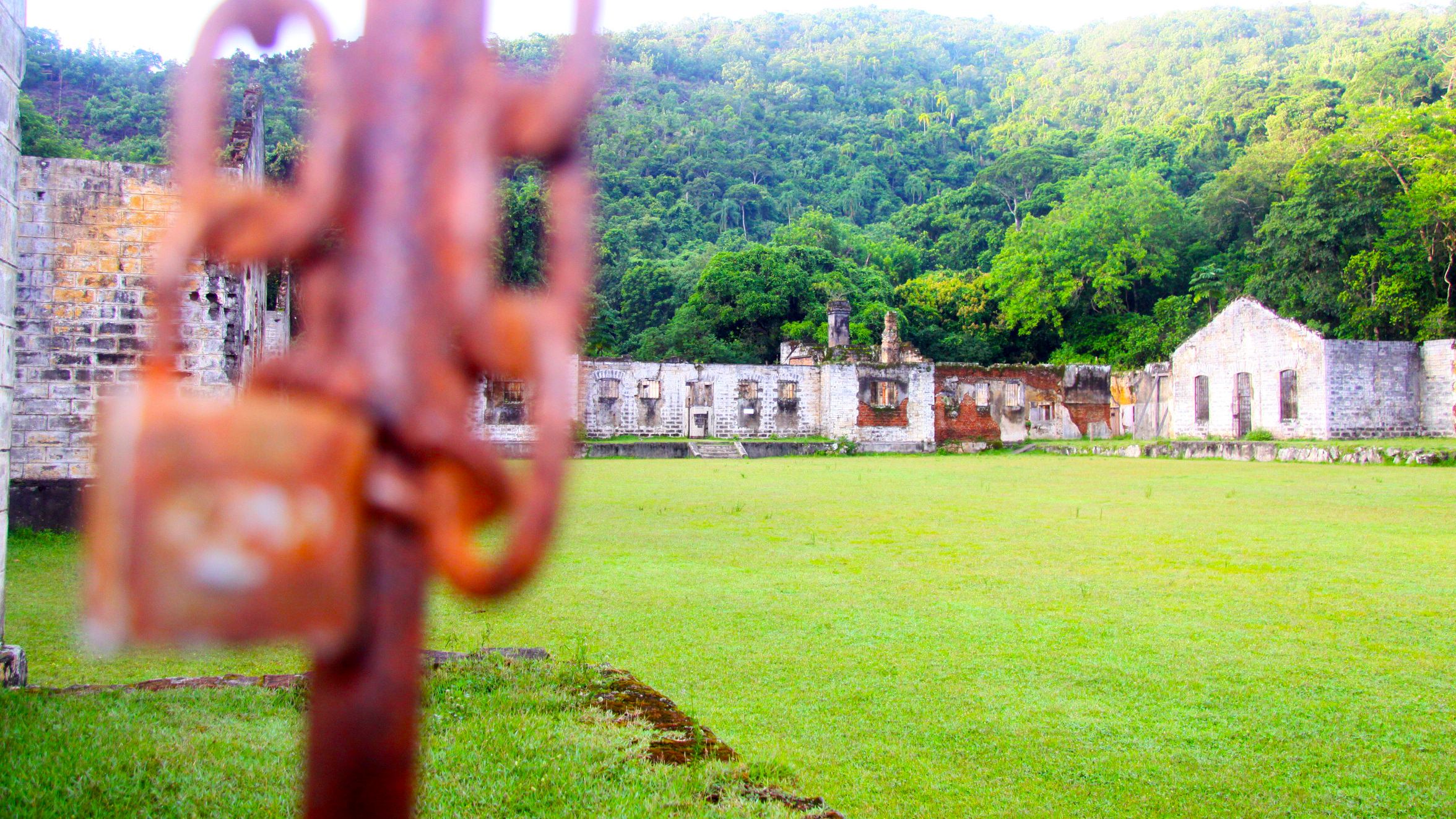 Ruínas do presídio da Ilha Anchieta, desativado em 1955, após rebelião que deixou 24 mortos - Foto Reginaldo Pupo (1)