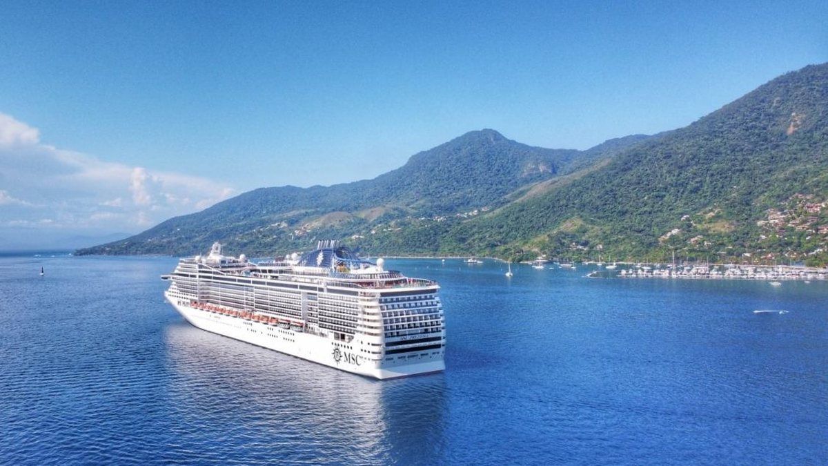 Navio de cruzeiro em Ilhabela