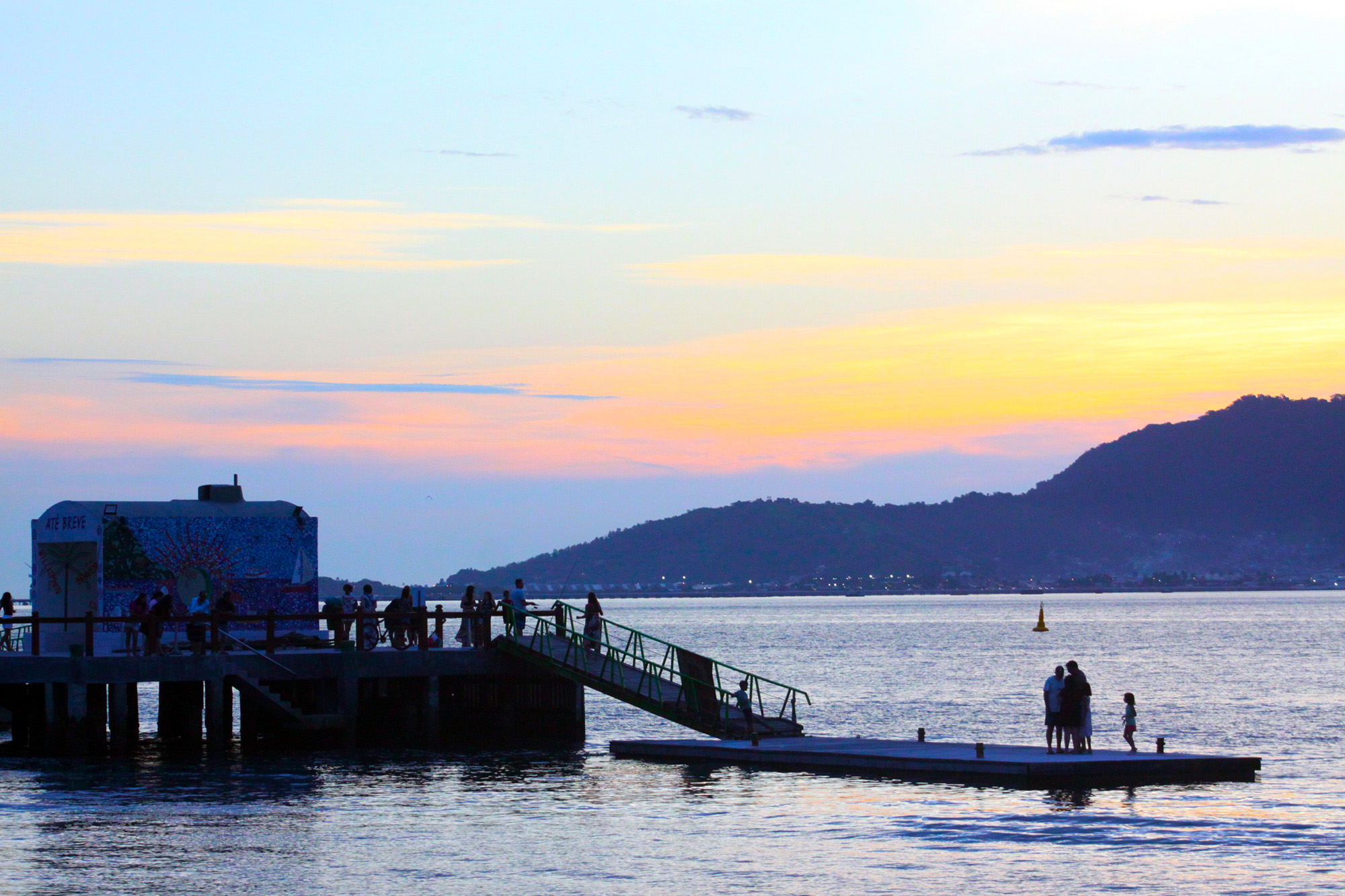 Turistas observam o entardecer no pier da vila em ilhabela que recebe Press Trip com jornalistas da Argentina e Chile - Reginaldo Pupo