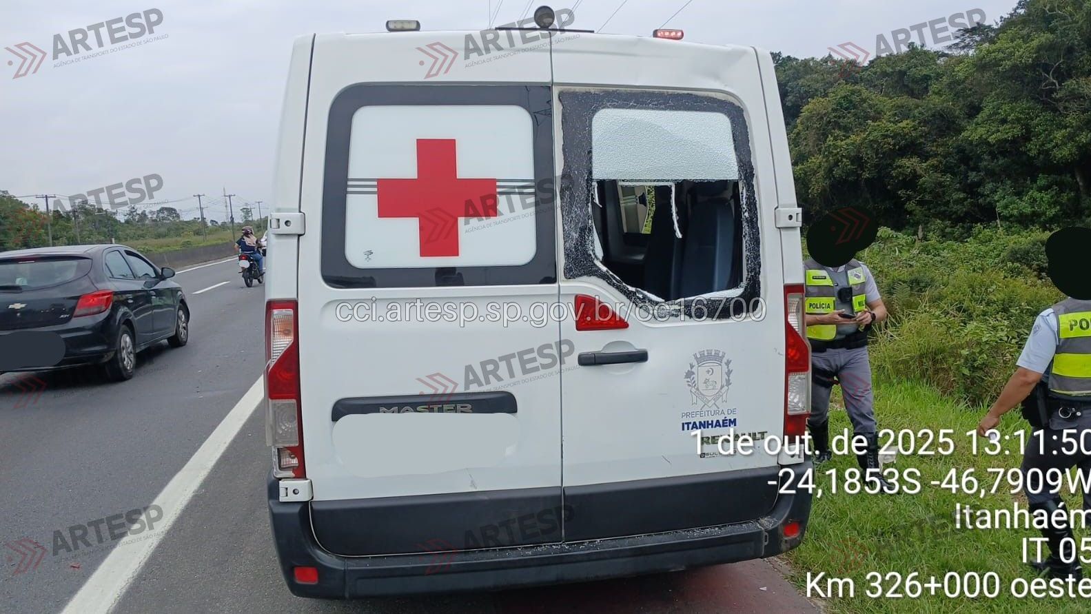 Motocicleta não conseguiu frear a tempo e atingiu a traseira da ambulância - Reprodução/CCI Artesp