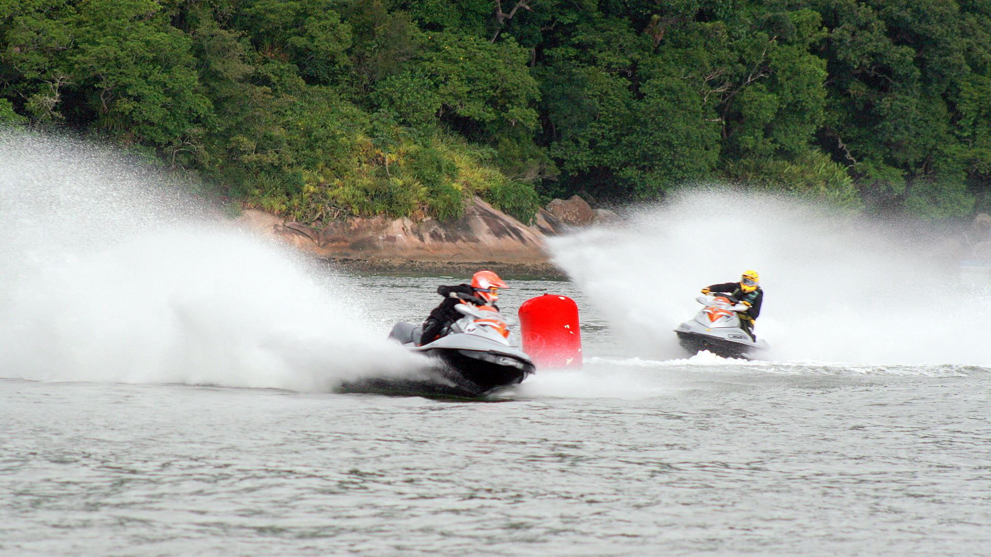 jet sky na praia da Enseada