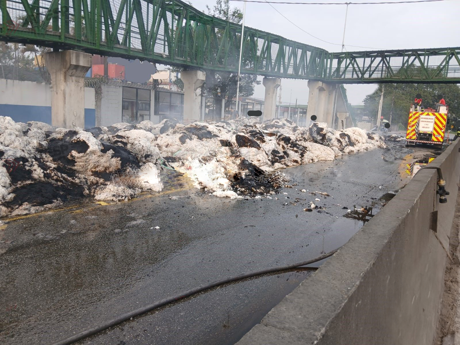 Carreta carregada de algodão pega fogo e causa interdita rodovia no litoral de SP - Divulgação/Artesp