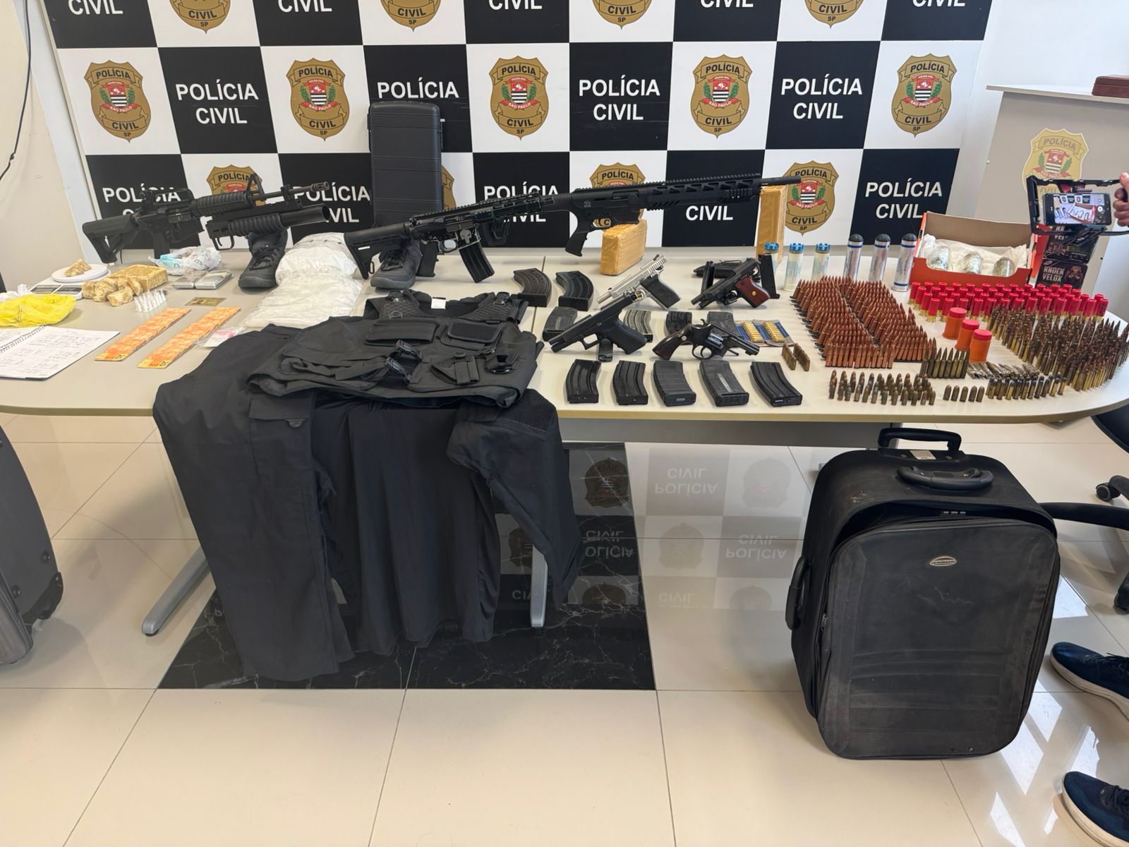 Arsenal tinha armas Colt, Glock e Taurus, além de um lança-granadas artesanal - Divulgação/SSP