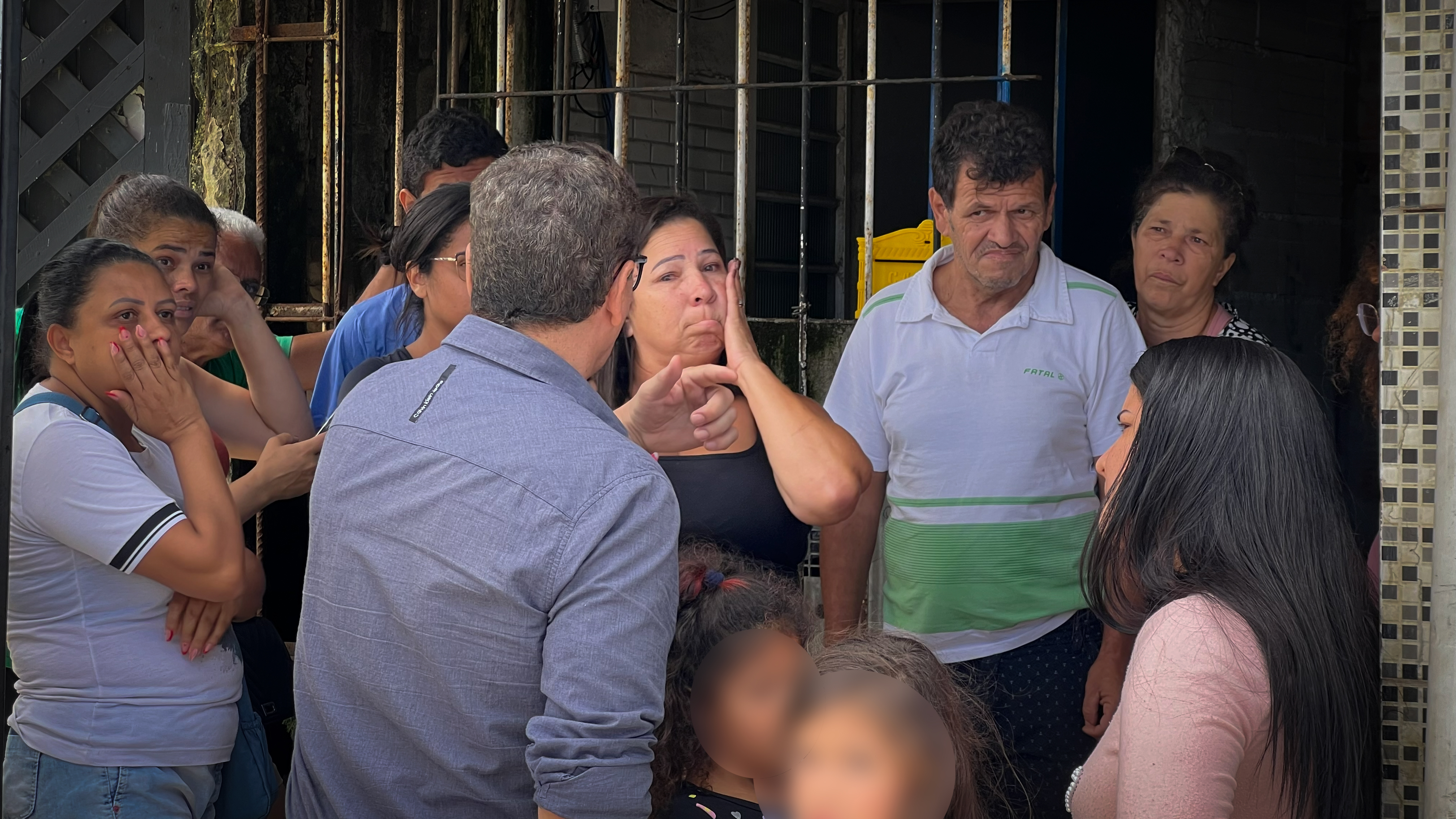 Moradores da Vila Tupi, em Bertioga, durante ordem de despejo