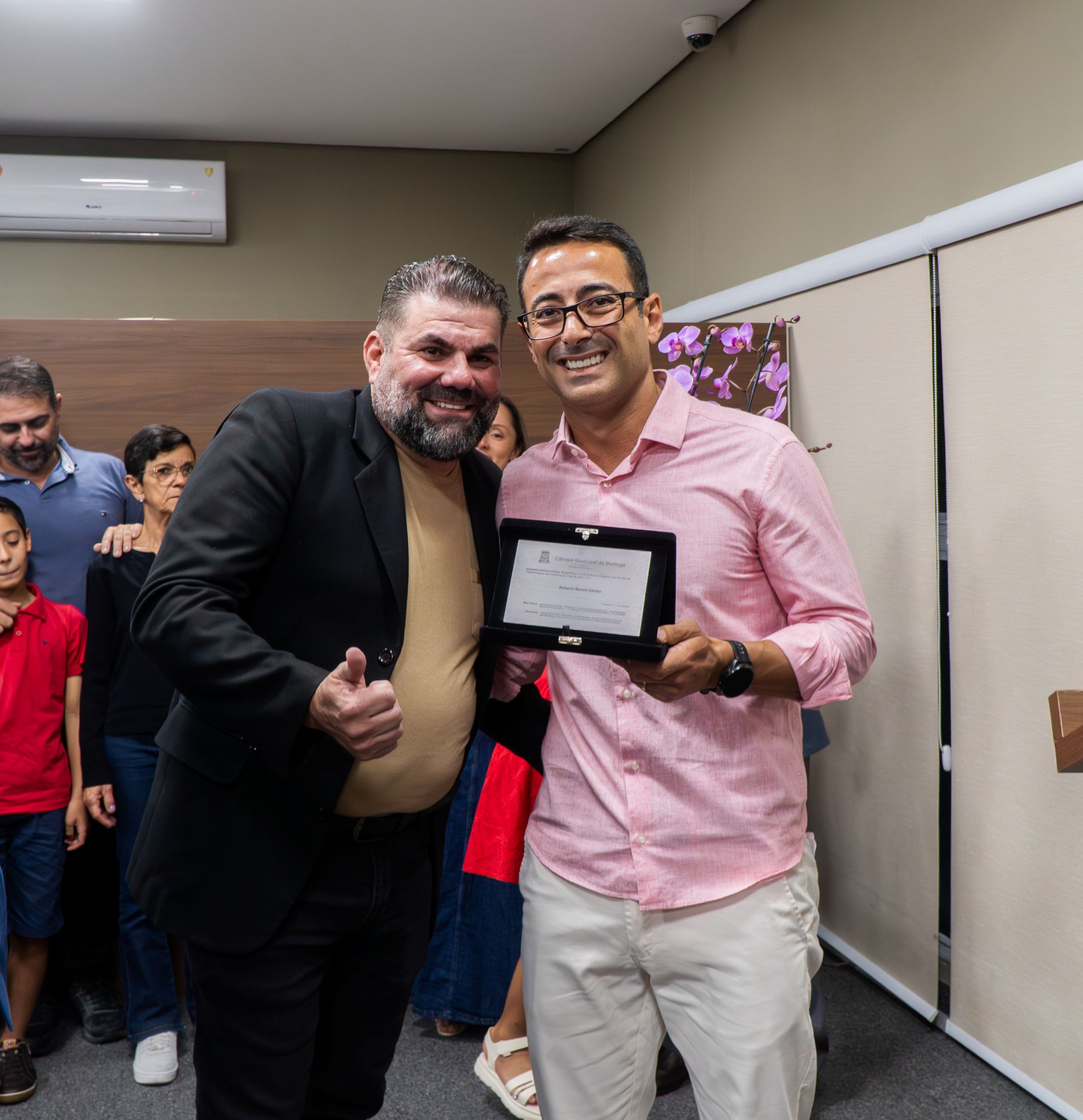 Roberto Zaidan com o vereador Carlos Ticianelli, autor da moção | @rafamov_/Costa Norte