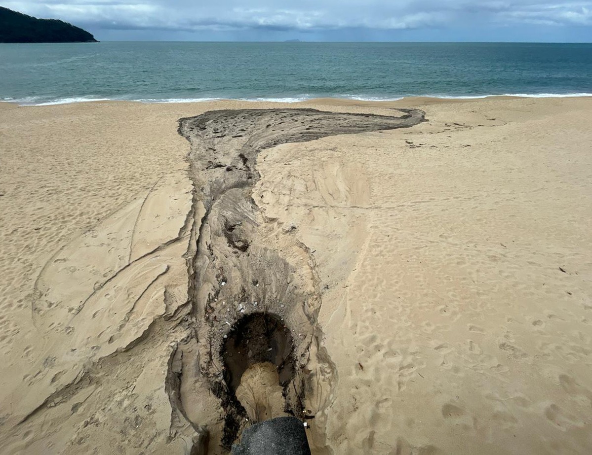 Suposto extravasamento de esgoto foi próximo da Praça Pôr do Sol - (Divulgação/Prefeitura de São Sebastião