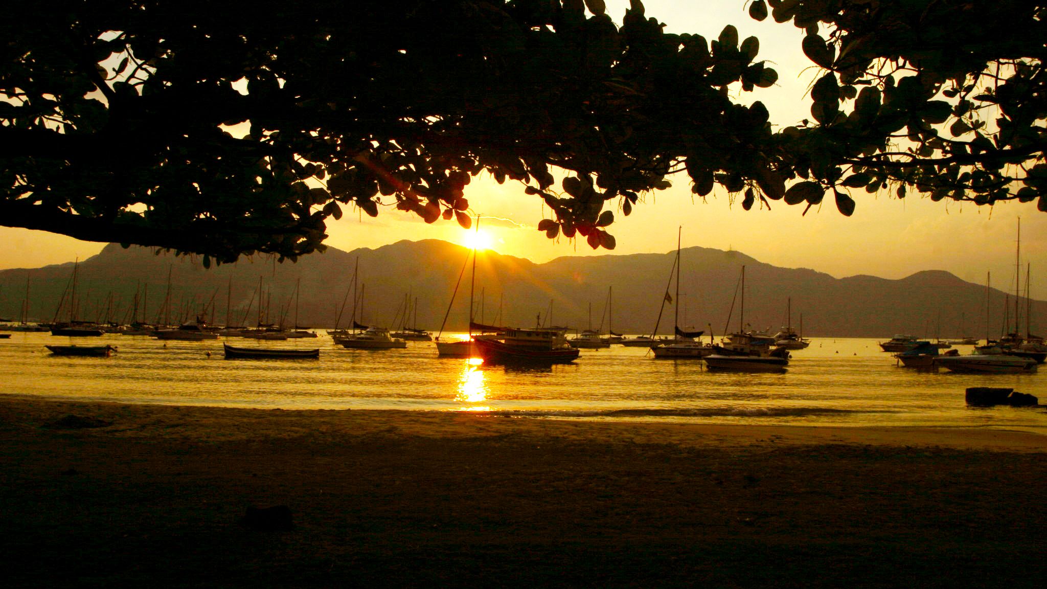 Praia do Perequê, em Ilhabela, oferece belo pôr do sol e infraestrutura completa - Foto Reginaldo Pupo