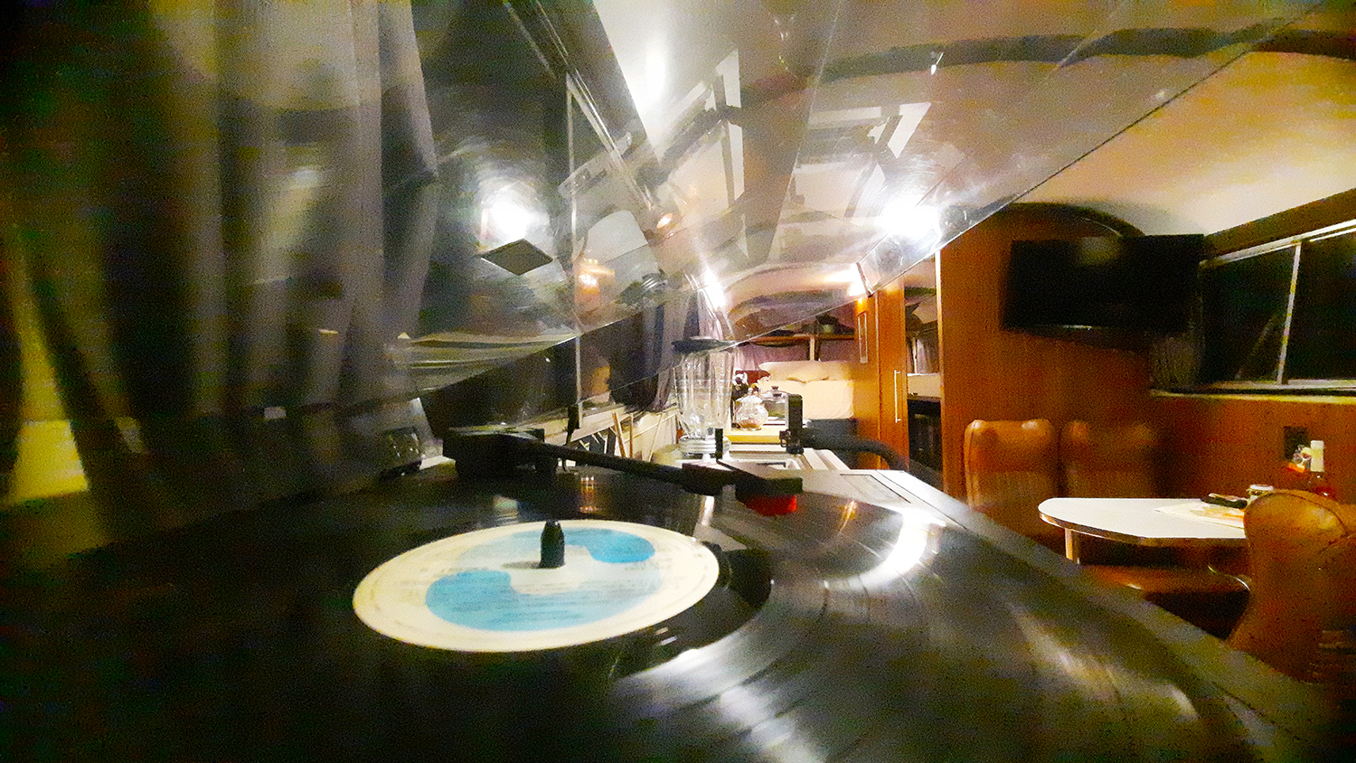 Aparelho de som Gradiente, 3 em 1, com toca-discos, é um dos itens mais cobiçados do ônibus