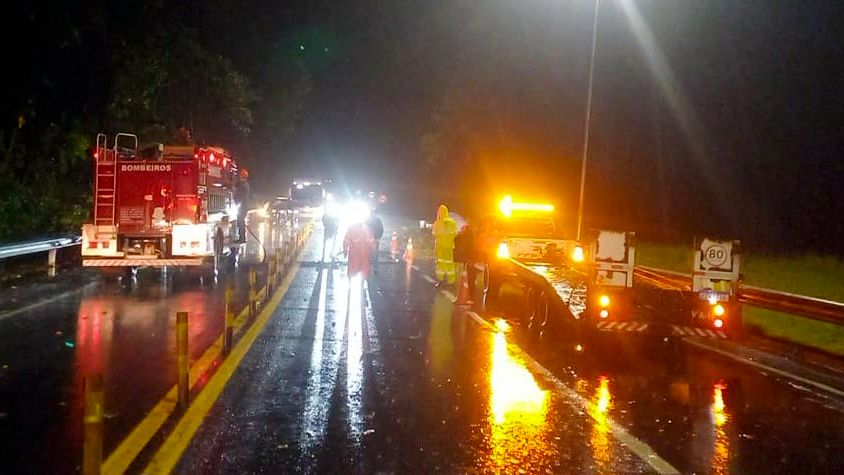 Bombeiros durante ocorrência na rodovia Rio-Santos, onde árvore atingiu base da PRF - Foto Prefeitura de Ubatuba