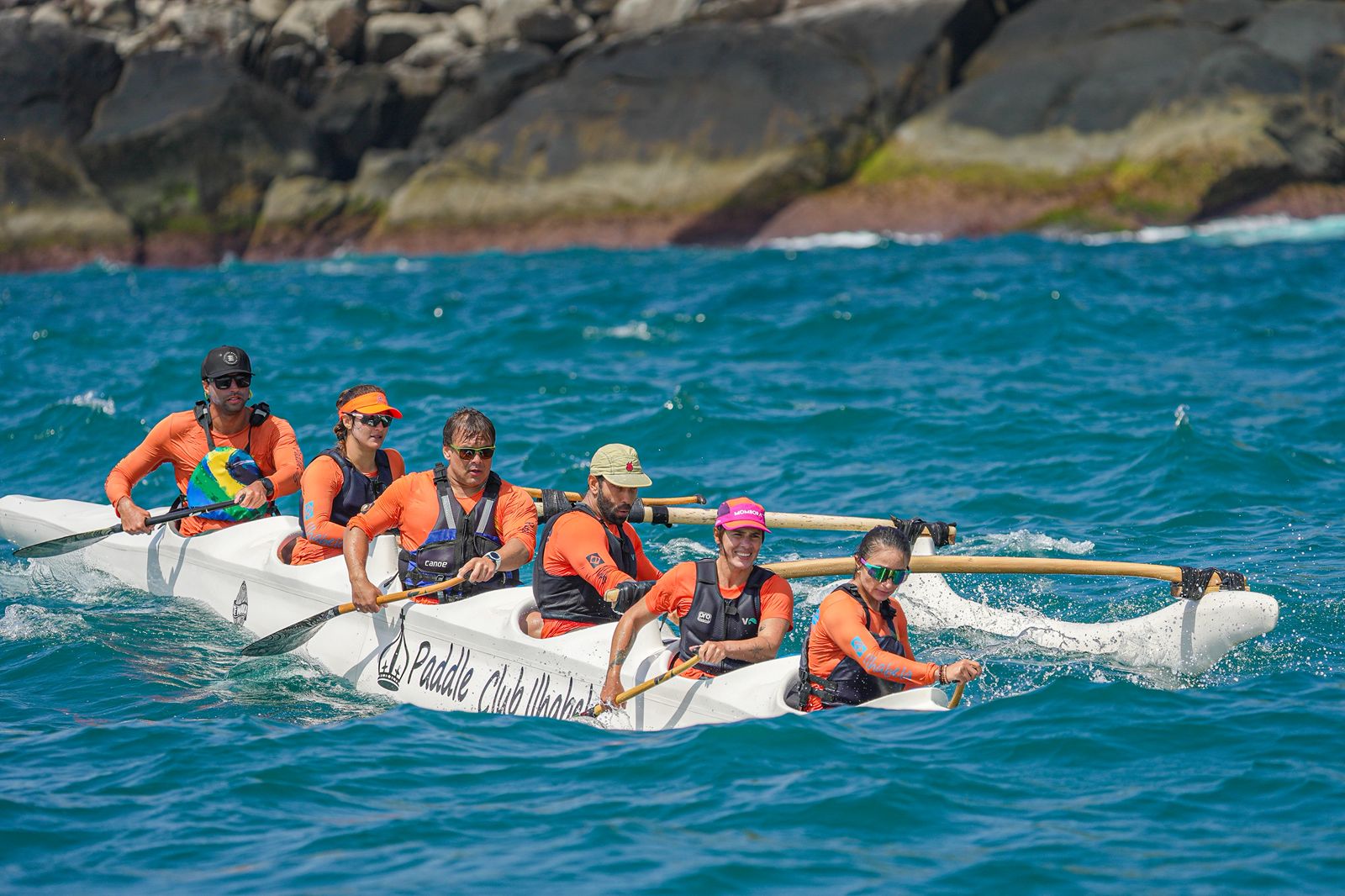Canoistas de Bertioga se destacam em prova de 90km com mar revolto e forte ondulação em Ilhabela