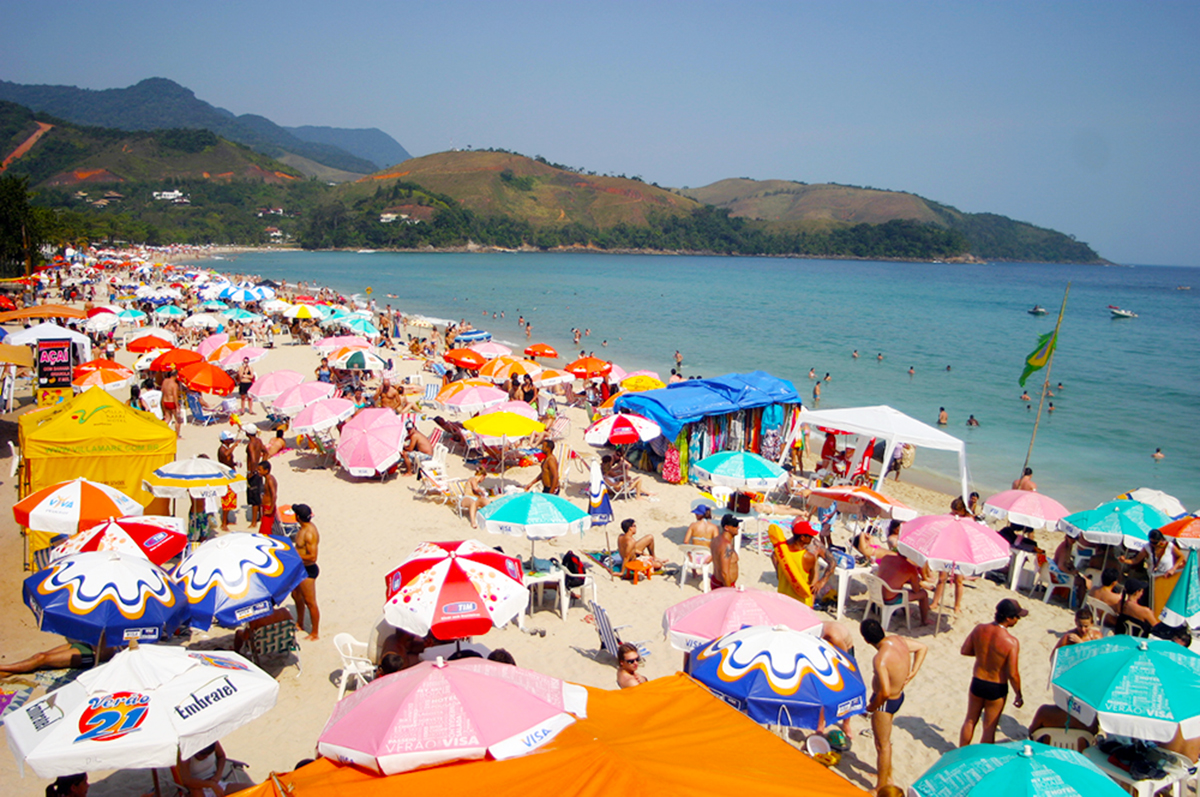 Movimento de turistas na praia de Maresias, em São Sebastião