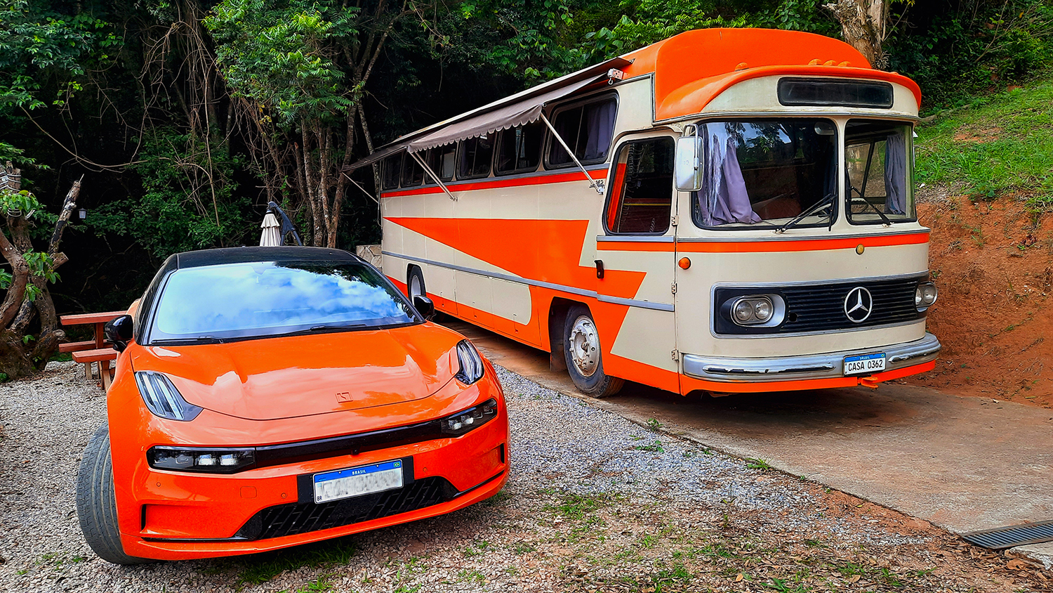 Ônibus que virou motorhome foi comprado na internet e passou por mais de um ano em processo de restauração