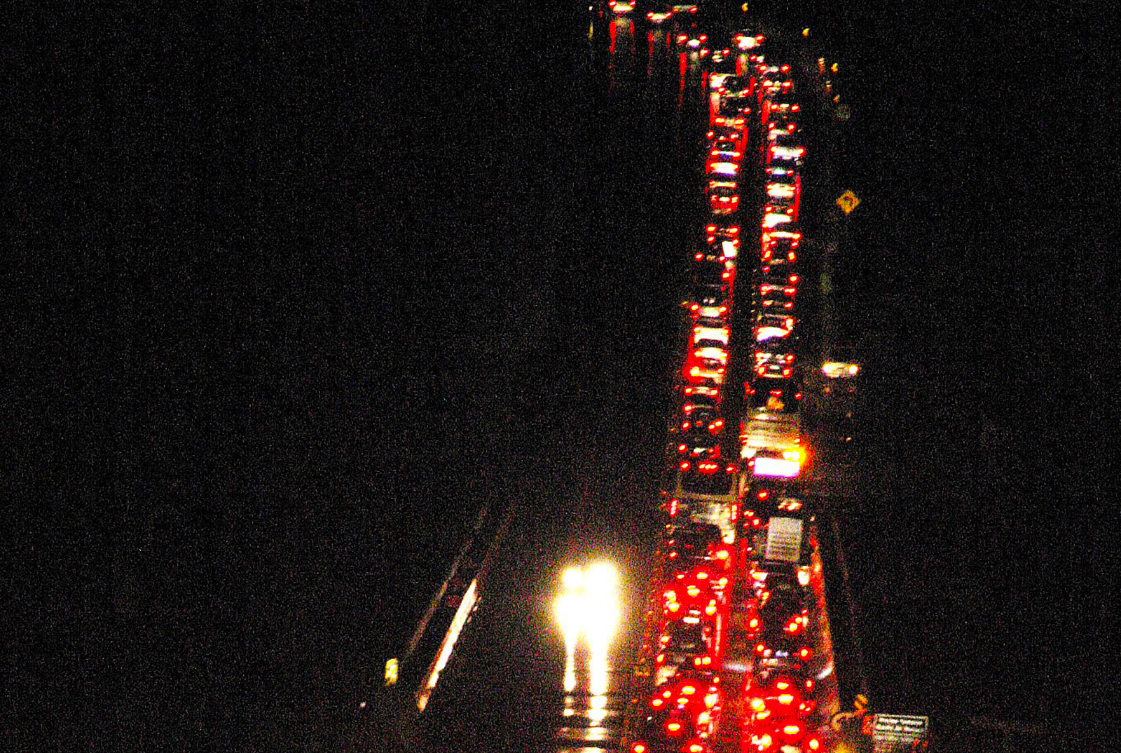Trânsito congestionado na Rodovia dos Tamoios, sentido litoral norte