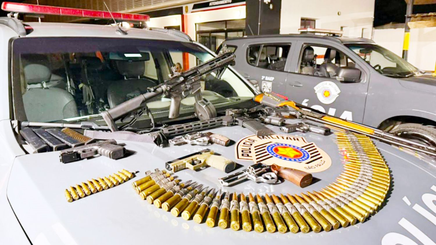 Armamento e munições estavam em poder de um homem em pousada de Caraguatatuba - Foto Polícia Militar