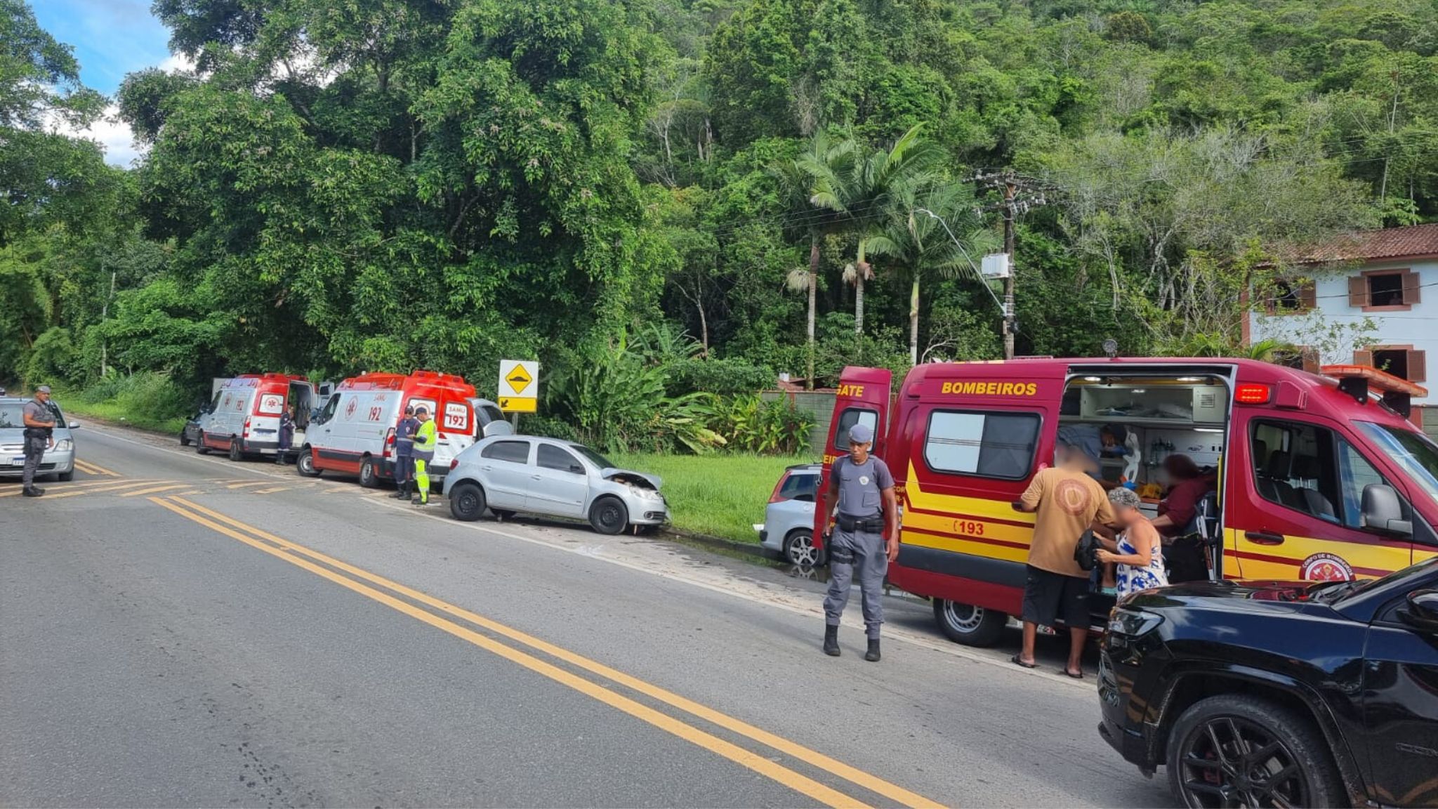 Três feridos tiveram apoio do Samu; outros dois foram atendidos pelos bombeiros - Divulgação/11ºGB