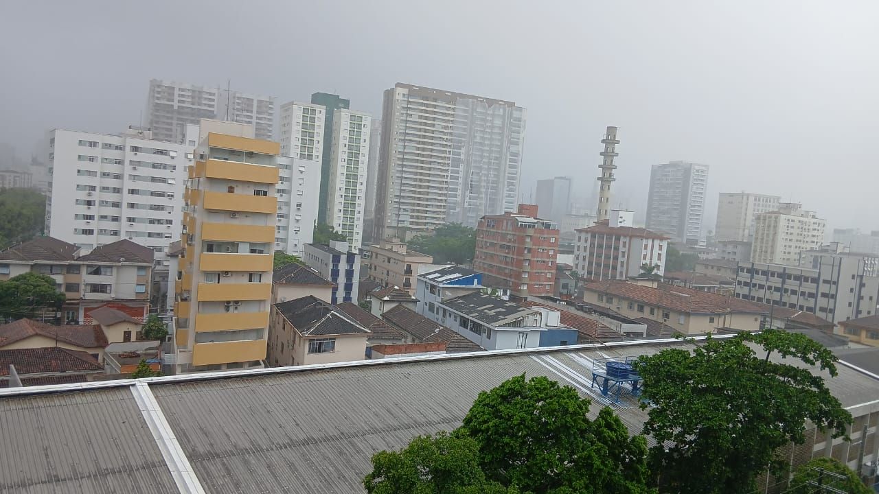 prédios com névoa., em Santos