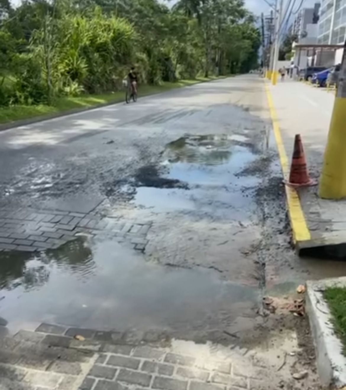 Denúncias apontam esgoto chegando à praia no bairro São Lourenço - Reprodução/Redes Sociais