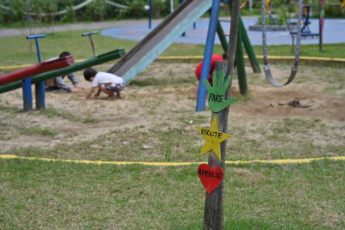 Crianças brincando no parque