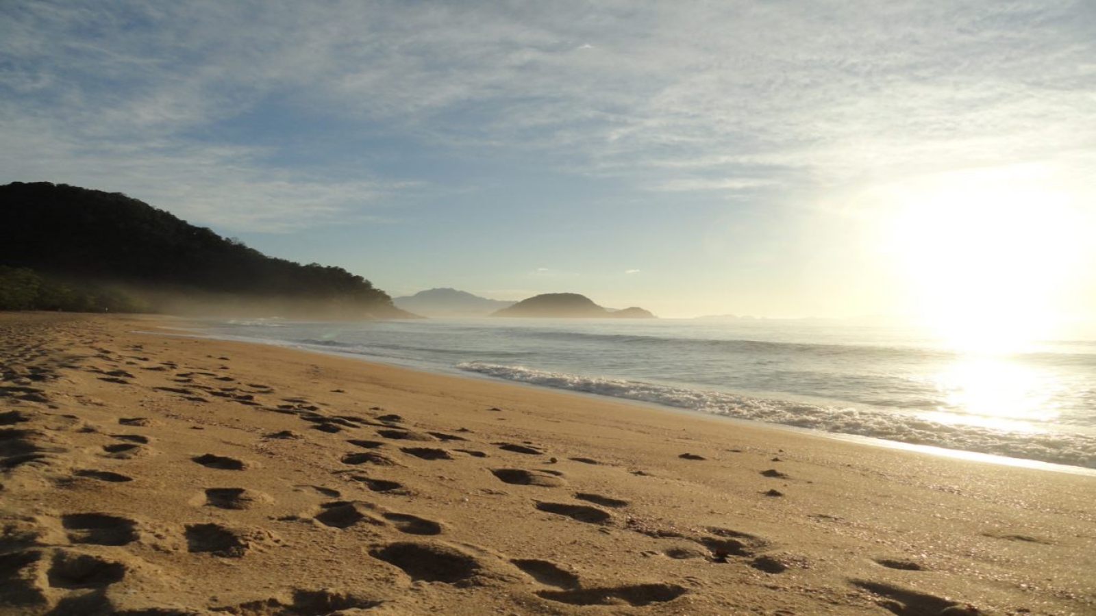 Praia do Félix em Ubatuba, SP, com areia clara e mar cristalino