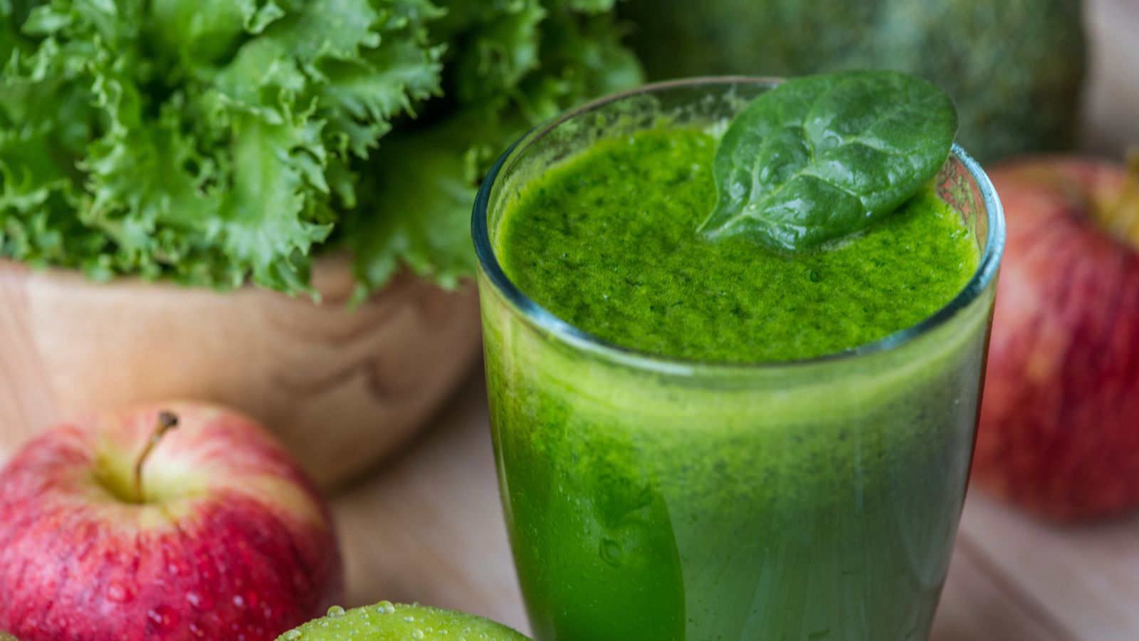 Copo de suco verde feito com couve, frutas e água