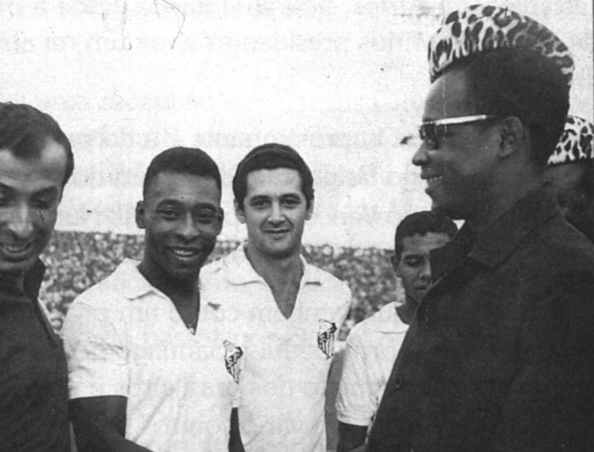 Histórico: há 57 anos, o Santos de Pelé parava uma guerra na Nigéria