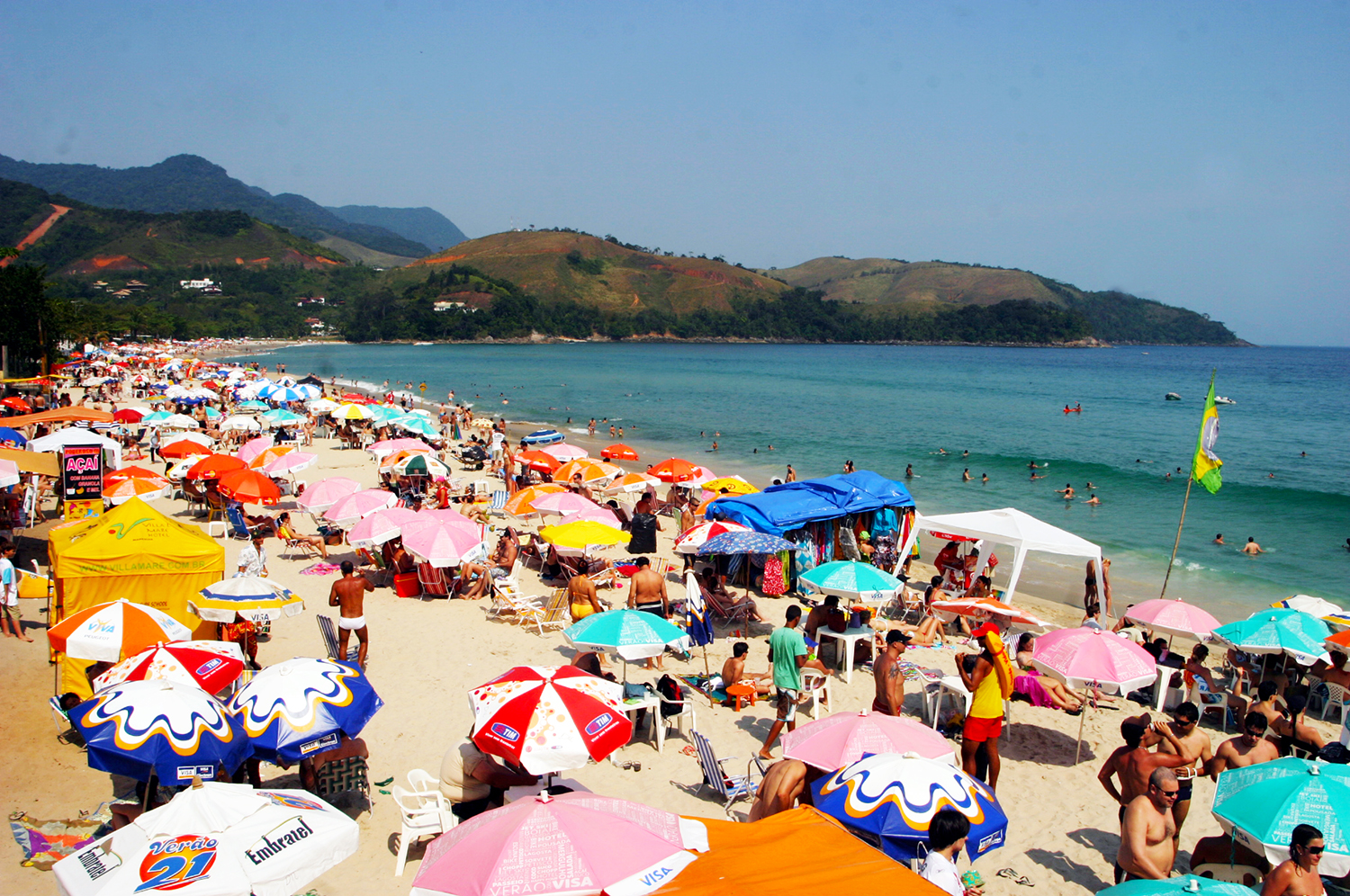 Turistas lotam praia de Maresias, em São Sebastião, durante Carnaval de 2025