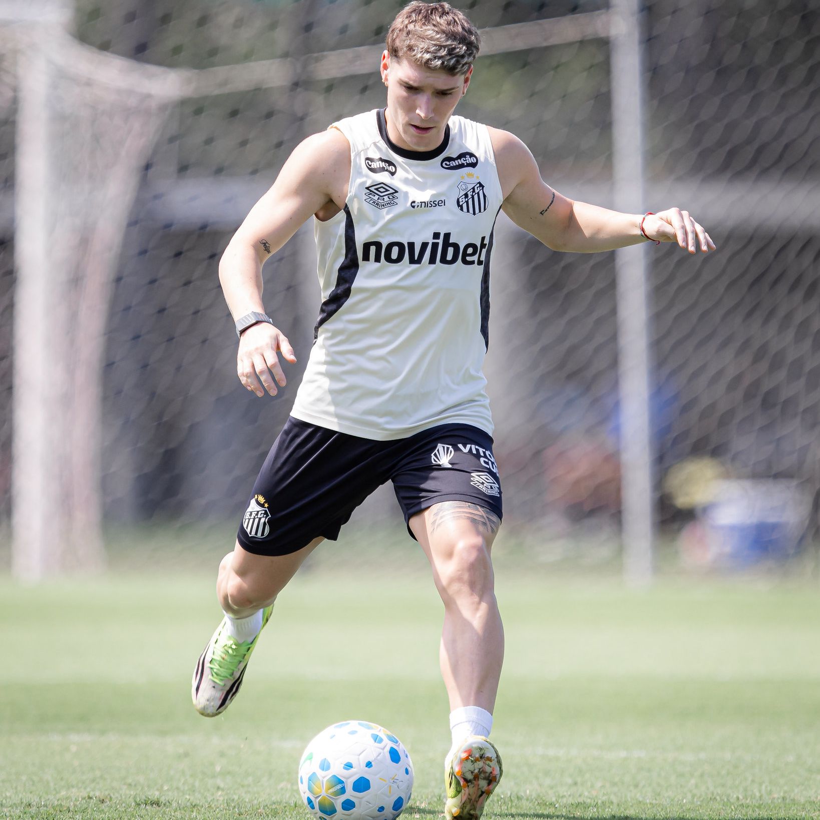 Cuca se preocupa com Rollheiser no Santos; porque o meia não rende nos jogos?