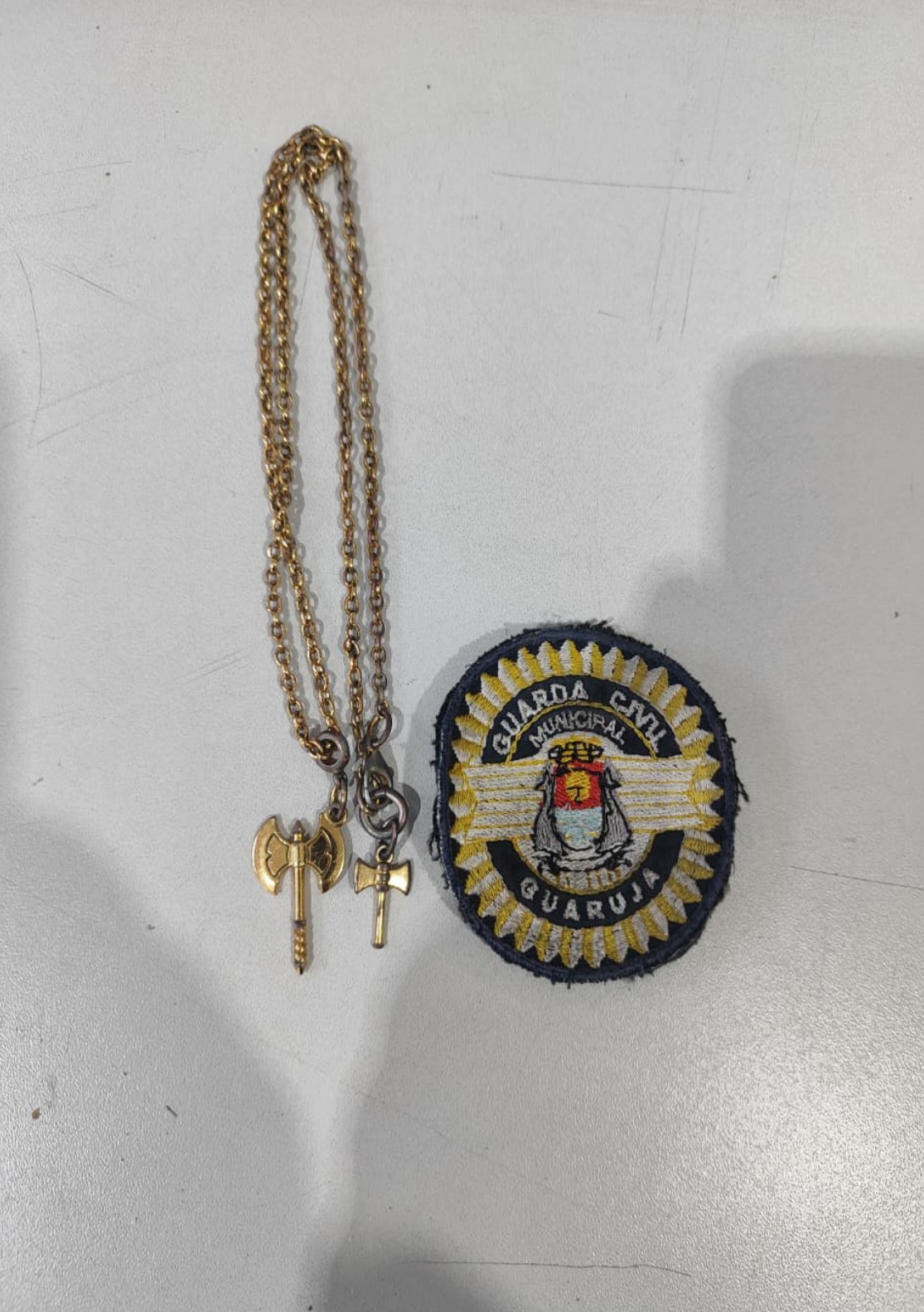 Adolescente tenta roubar corrente de ouro de forma violenta e é apreendido, em Guarujá