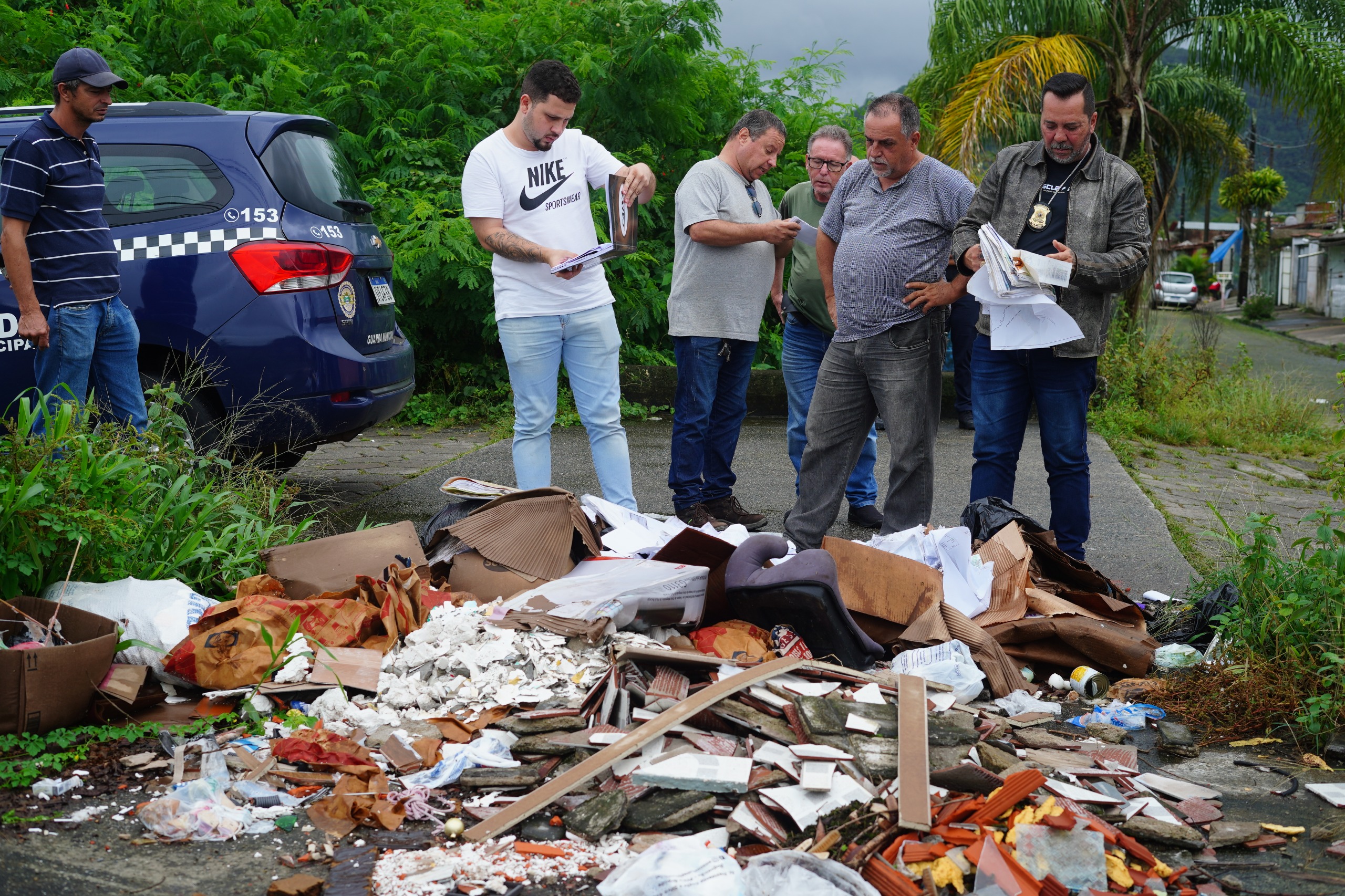 Prefeitura flagrou diversos documentos próximos ao canal da região - Foto: Júlio Koema