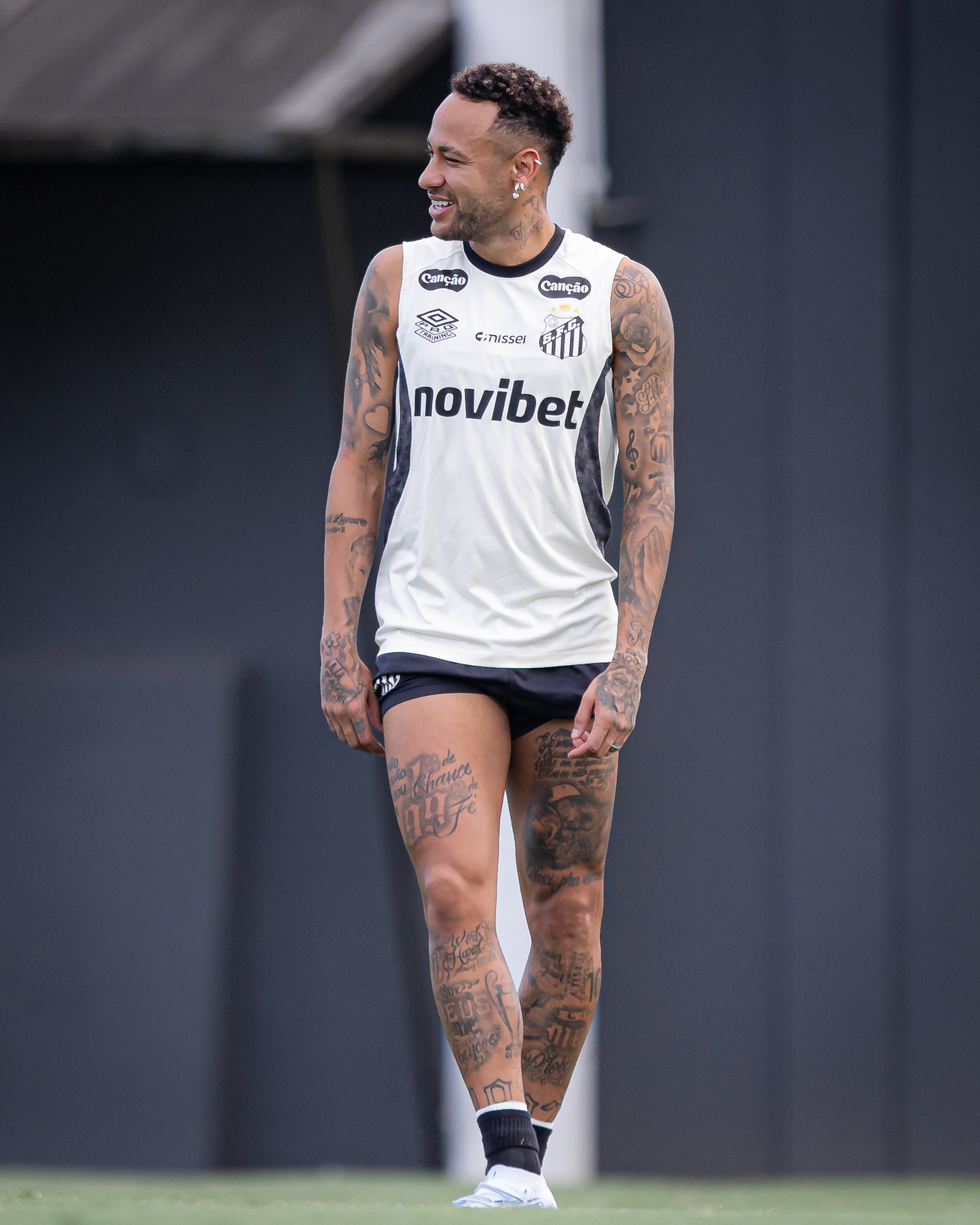 Robinho Jr. volta a ser relacionado pelo Santos e fica à disposição contra o Internacional