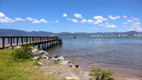 Turistas e moradores compram peixes e frutos do mar frescos direto dos pescadores locais - Divulgação/PMC