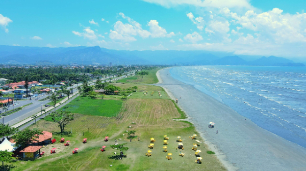 Praia tranquila, com ambiente sossegado e menos movimento que as regiões centrais da cidade - Divulgação/PMC