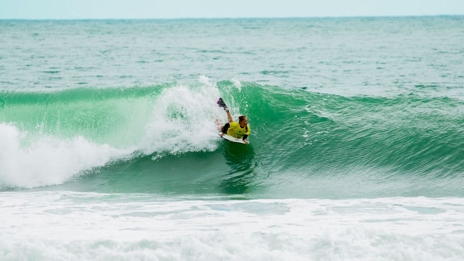 Surfista no mar da praia de Maresias