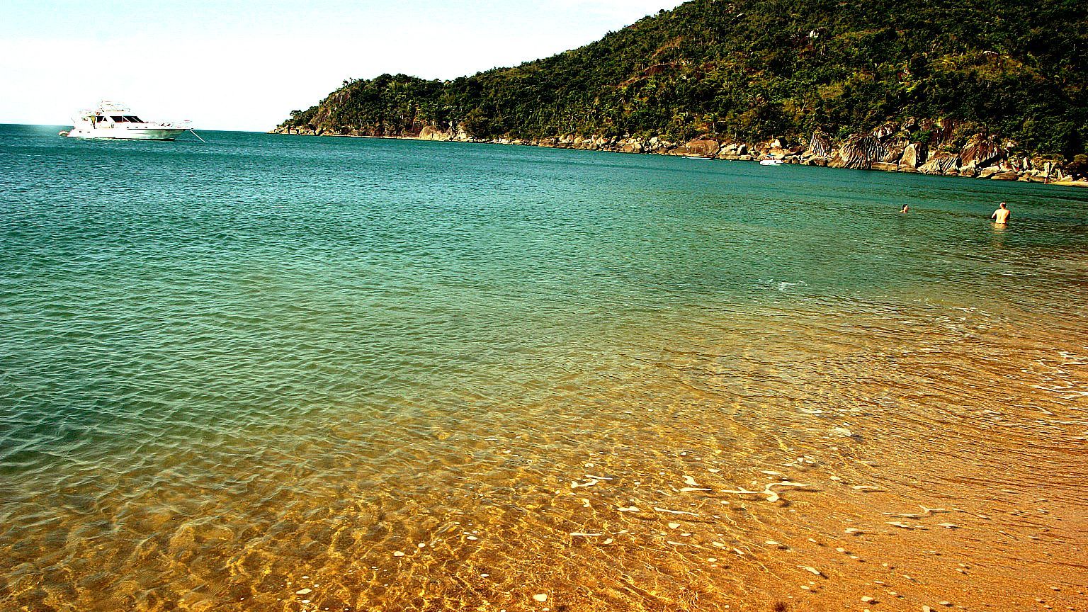Praia do Jabaquara, em Ilhabela, é uma das mais belas e distantes da ilha