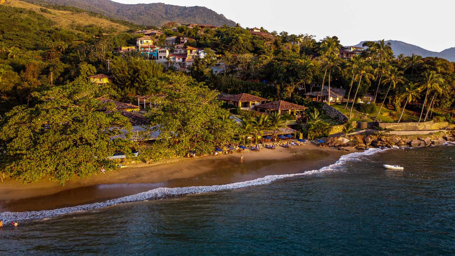 Praia da Armação: o refúgio dos velejadores e da história em Ilhabela