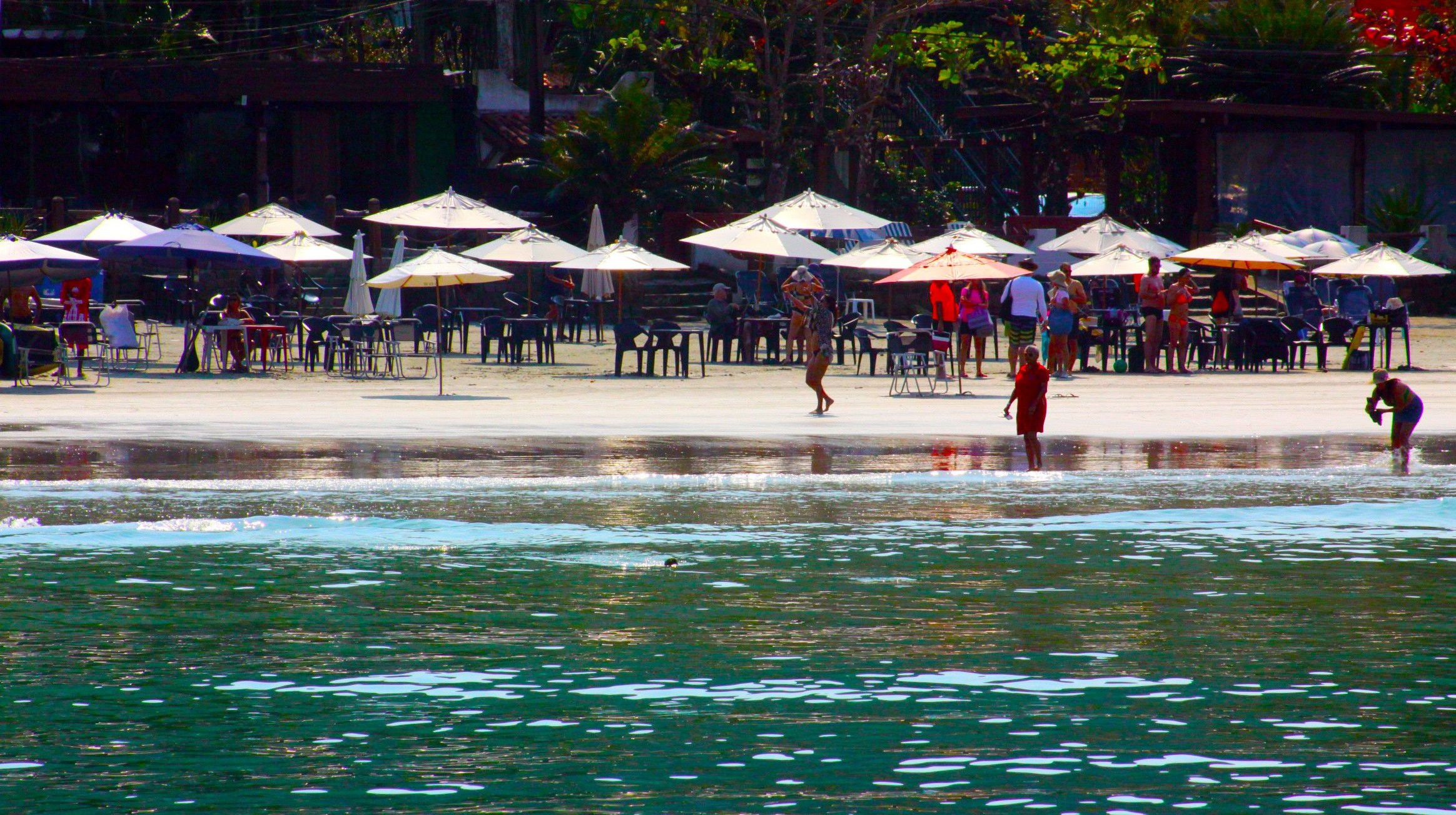 Praia da Enseada: mar calmo, pé na areia e infraestrutura completa em Ubatuba
