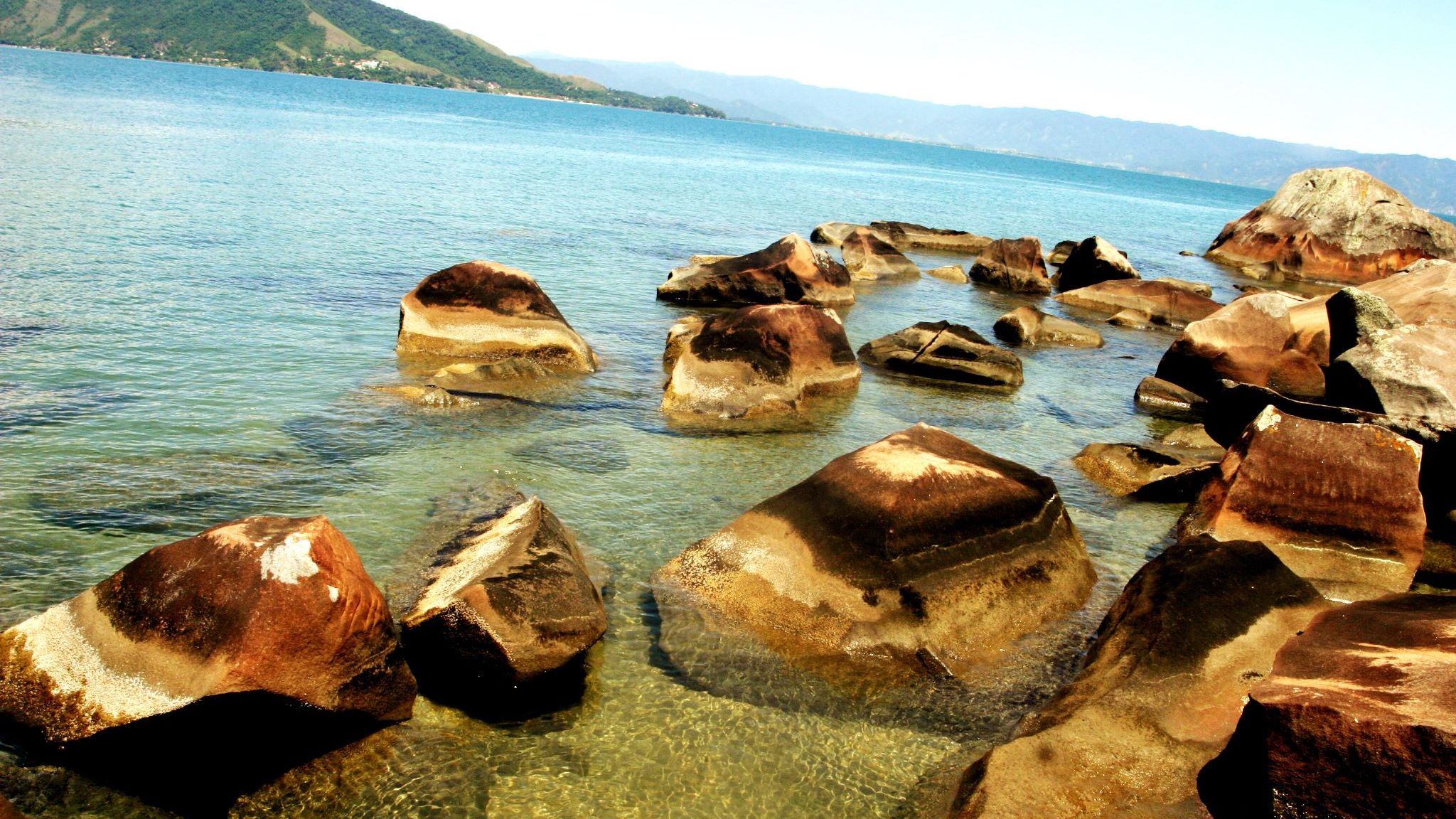 Praia da Pedra do Sino: o mistério das pedras que cantam em Ilhabela