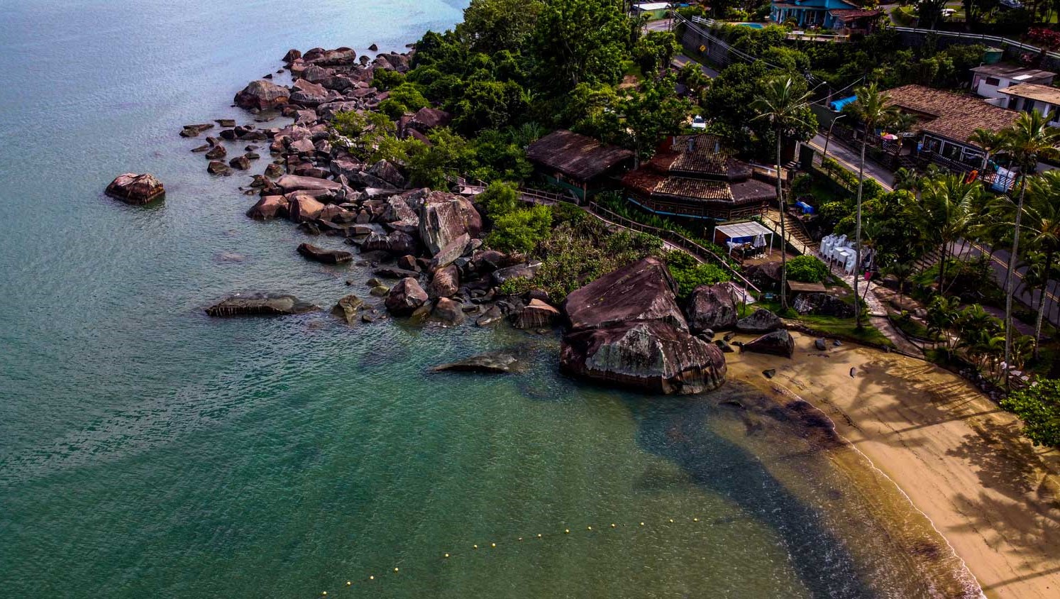 Praia da Pedra do Sino: o mistério das pedras que cantam em Ilhabela