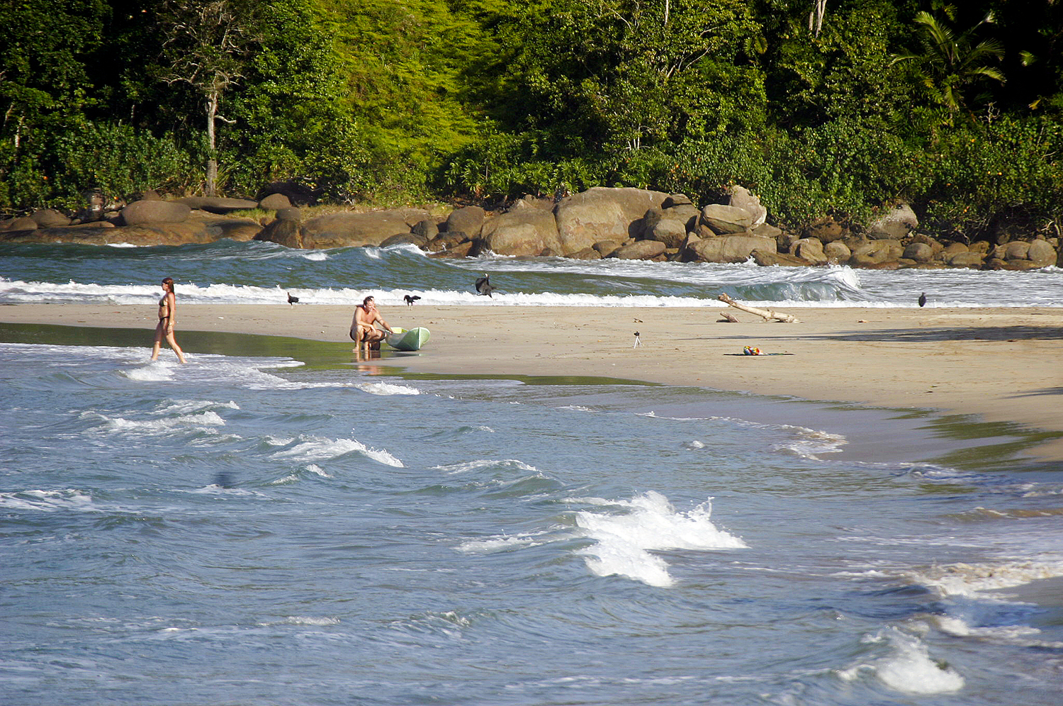 Praia de Castelhanos, em Ilhabela, encanta com natureza preservada, cenário imponente e aventura