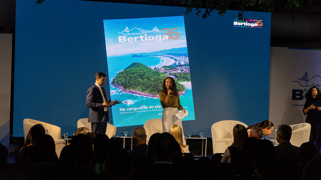 Eleni Nogueira em lançamento da revista Bertioga 35 Anos