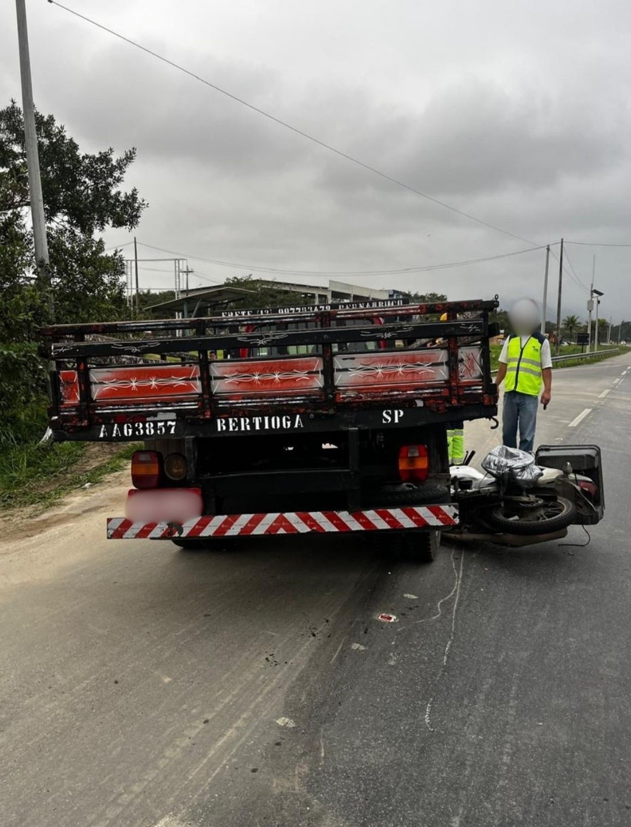 Motociclista morre após colidir contra caminhão na rodovia Rio-Santos, em Bertioga